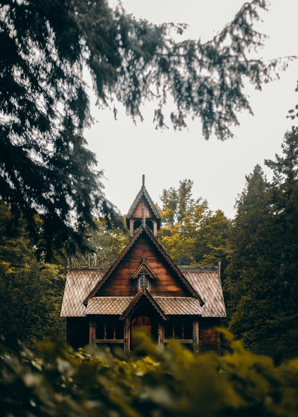 Een sierlijke houten kerk genesteld in een dicht bos.