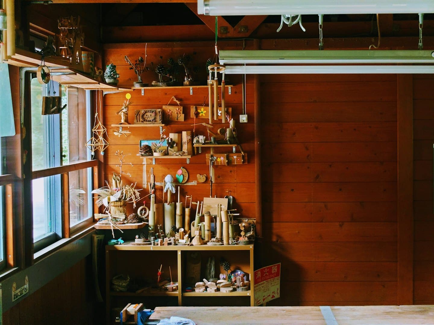 Handgemaakte houten knutsels tentoongesteld in een rustiek atelier.